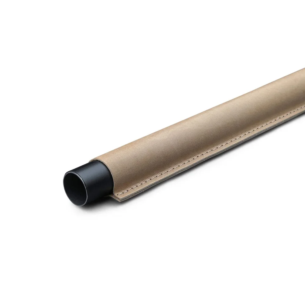 THEOFILS GARDEROBESTANG Ø25X558 MM NATUR LÆR SØM v:5715423 THEOFILS GARDEROBESTANG Ø25X558 MM NATUR LÆR SØM v:5715423