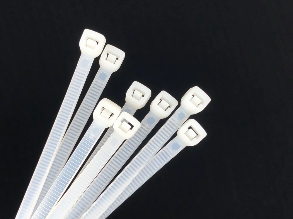 STRIPS HVIT 4,8X300 POSE A 100 STK v:4738964 STRIPS HVIT 4,8X300 POSE A 100 STK v:4738964