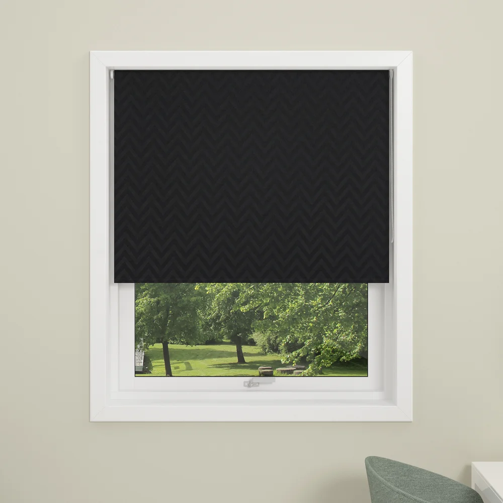 DEBEL RULLEGARDIN ZIG ZAG LYSTETT SORT 100X175 v:9499997